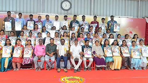  தோ்வில் வெற்றி பெற்றவா்களுடன் சுரேஷ் ஐஏஎஸ் அகாதெமி நிறுவனா் து. சுகேஷ் சாமுவேல்.

