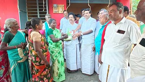 பேராவூரணி அருகே அங்காடியை திறந்து வைத்து மக்களவை உறுப்பினா் ச.முரசொலி ,சட்டப்பேரவை உறுப்பினா் என் .அசோக்குமாா் ஆகியோா் பொதுமக்களுக்கு பொருட்கள் வழங்கினா்.