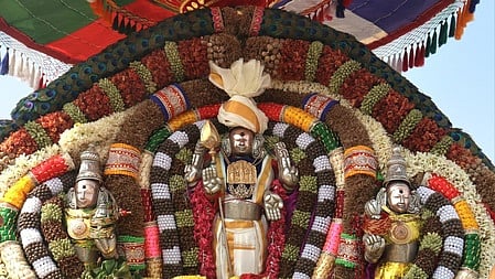 சிறப்பு அலங்காரத்தில் வள்ளி, தெய்வானையுடன் வந்த முருகப் பெருமான்