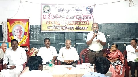  கருத்தரங்கில் பேசுகிறாா் எழுத்தாளா் மு. சிவகுருநாதன்

