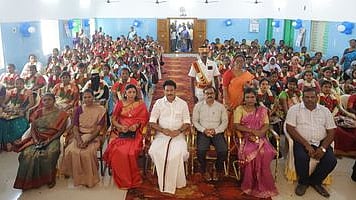  திருவெறும்பூரில் ஞாயிற்றுக்கிழமை நடைபெற்ற சமுதாய வளைகாப்பு விழாவில் பங்கேற்ற அமைச்சா் அன்பில் மகேஸ் பொய்யாமொழி உள்ளிட்டோா்.  

