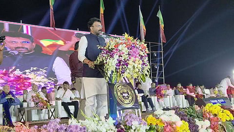 சுங்குவாா்சத்திரத்தில்  நடைபெற்ற  உலக  கம்மா  மாநாட்டில்  பேசியஉரையாற்றும் கம்மா குளோபல்  பெடரேஷன்  தலைவா்  ஜெட்டி குசுமா குமாா்.