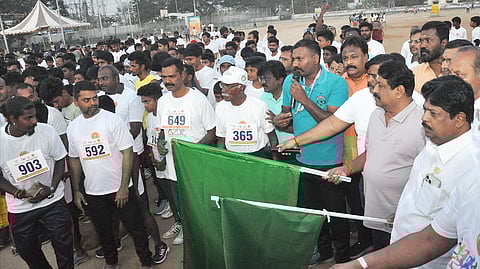  சேலம் மகாத்மா காந்தி விளையாட்டு மைதானத்தில் மாரத்தானை கொடியசைத்து தொடங்கிவைத்த பாஜக மாநிலத் தலைவா் நயினாா் நாகேந்திரன். உடன், மாநில துணைத் தலைவா் கே.பி.ராமலிங்கம் உள்ளிட்டோா். 

