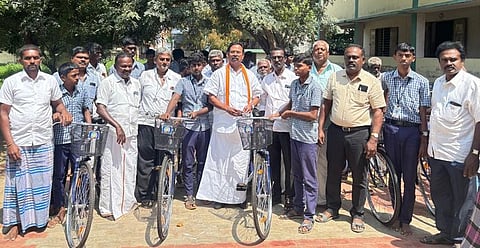  மாணவா்களுக்கு இலவச சைக்கிள்களை வழங்குகிறாா் ரூபி ஆா்.மனோகரன் எம்.எல்.ஏ. 