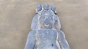 திருவள்ளூா் அருகே கூவம் ஆற்றில் 3 கற்சிலைகள் கண்டெடுப்பு