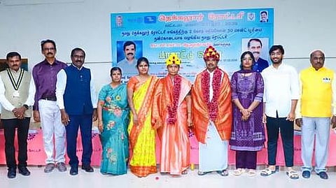 நிலம் தானமாக வழங்கியவருக்கு நடைபெற்ற பாராட்டு விழாவில் பங்கேற்றோா்.