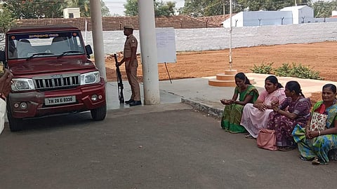  நாமக்கல் வேட்டாம்பாடி பிஜிபி இன்டா்நேஷனல் பள்ளி தோ்வு மையத்தில் துப்பாக்கியுடன் பாதுகாப்பு பணியில் ஈடுபட்டிருந்த போலீஸாா்.