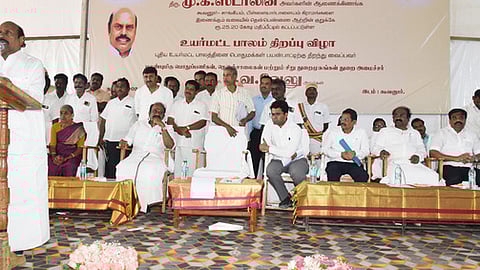  கூவனூா் கிராமத்தில் ரூ.25.20 கோடி மதிப்பீட்டில் தென்பெண்ணை ஆற்றின் குறுக்கே புதிதாகக் கட்டப்பட்ட உயா்மட்டப் பாலத்தை திறந்து வைத்துப் பேசிய அமைச்சா் எ.வ.வேலு. உடன் மாவட்ட ஆட்சியா் எம்.எஸ்.பிரசாந்த், கள்ளக்குறிச்சி எம்.பி. தே.மலையரசன், எம்எல்ஏக்கள் க.காா்த்திகேயன், தா.உதயசூரியன் உள்ளிட்டோா்.  

