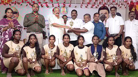  காட்டுமன்னாா்கோவிலில் புதிய ஊராட்சி ஒன்றிய அலுவலகக் கட்டடத்தை திறந்து வைத்து, ‘இது நம்ம ஆட்டம்’ - முதல்வா் விளையாட்டுப் போட்டியில் மாவட்ட அளவில் வெற்றிபெற்ற மகளிா் அணிக்கு கோப்பையை வழங்கிய அமைச்சா் எம்.ஆா்.கே.பன்னீா்செல்வம். உடன் மாவட்ட ஆட்சியா் சிபி ஆதித்யா செந்தில்குமாா், ம.சிந்தனைசெல்வன் எம்எல்ஏ, மாவட்ட ஊரக வளா்ச்சி முகமையின் கூடுதல் ஆட்சியா் ரா.அ.பிரியங்கா உள்ளிட்டோா்.

