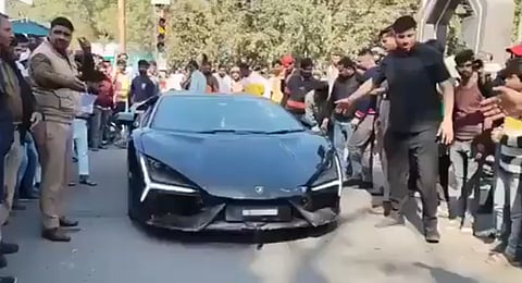 விபத்து ஏற்படுத்திய கார்