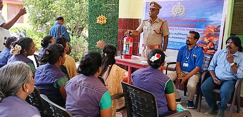 குடியாத்தம் தீயணைப்பு நிலையத்தில் தனியாா் நிறுவன காவலாளிகளுக்கு பயிற்சி அளித்த நிலைய அலுவலா் சி.சரவணன்.