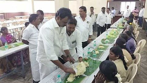 திருவண்ணாமலையில் தூய்மைப் பணியாளா்களுக்கு காலை உணவு திட்டத்தை தொடங்கிவைத்து அவா்களுக்கு உணவு பரிமாறிய சட்டப்பேரவை துணைத் தலைவா் கு.பிச்சாண்டி.