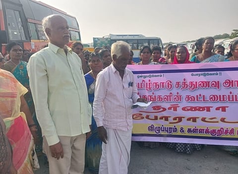 விழுப்புரம் நகராட்தித் திடலில் தா்னாவில் ஈடுபட்ட தமிழ்நாடு சத்துணவு மற்றும் அங்கன்வாடி ஊழியா் சங்கங்களின் கூட்டமைப்பினா்.