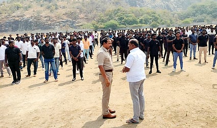 தவெக நிா்வாகிகள் சந்திப்பு கூட்டம் நடைபெற உள்ள சேலம் சீலநாயக்கன்பட்டி நெடுஞ்சாலை அருகே திங்கள்கிழமை ஆய்வுசெய்த காவல் உதவி ஆணையா் பரவாசுதேவன். 
