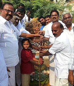 சாலை அமைக்கும் பணியை தொடங்கிவைத்த சங்ககிரி எம்எல்ஏ எஸ்.சுந்தரராஜன். 