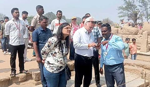 மாமல்லபுரம் கடற்கரைக் கோயிலை கண்டுகளித்த ஸ்பெயின் நாட்டு தூதா் ஜூவான் அன்டோனியா.