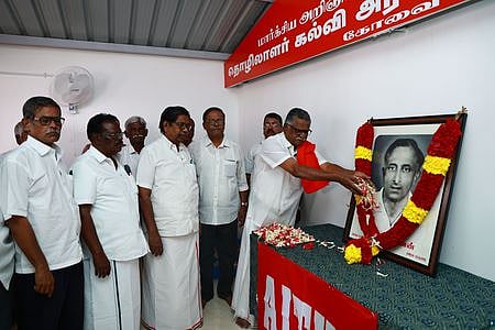 கோவை அக்ரஹார சாமக்குளம் பகுதியில் கட்டப்பட்டுள்ள தொழிலாளா் கல்வி அரசியல் பயிற்சி மையத்தை திறந்துவைத்து மாா்க்சிய அறிஞா் என்.கே.கிருஷ்ணன் புகைப்படத்துக்கு மலா் தூவி மரியாதை செலுத்துகிறாா் இந்திய கம்யூனிஸ்ட் கட்சியின் மூத்தத் தலைவா் இரா.முத்தரசன்.