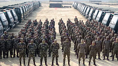 நேபாளத்துக்கு வழங்கப்பட்ட ராணுவ பயன்பாட்டு வாகனங்களுடன் இரு நாட்டு ராணுவ வீரா்கள்.