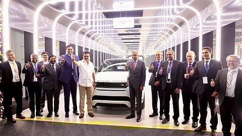 பனப்பாக்கம் சிப்காட் தொழிற்பேட்டையில் ரூ.9000 கோடி ரூபாய் மதிப்பீட்டில் புதியதாக கட்டப்பட்ட டாடா மோட்டார்ஸ் கார் உதிரி பாகங்கள் தயாரிக்கும் தொழிற்சாலையை தமிழக முதல்வர் மு.க.ஸ்டாலின்  இன்று திறந்து வைத்ததோடு தொழிற்சாலை வளாகத்தை பார்வையிட்டார். 