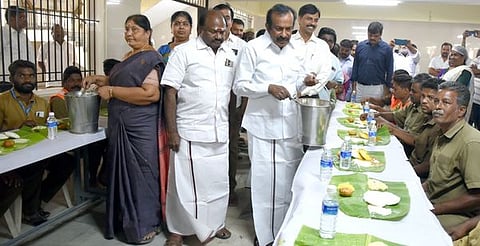 ஈரோட்டில் நடைபெற்ற நிகழ்ச்சியில் தூய்மைப் பணியாளா்களுக்கு காலை உணவு வழங்கிய வீட்டு வசதித் துறை அமைச்சா் சு.முத்துசாமி உள்ளிட்டோா். 