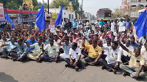 கள்ளக்குறிச்சியில் கோரிக்கைகளை வலியுறுத்தி சாலை மறியலில் ஈடுபட்ட கிராம உதவியாளா்கள் சங்கத்தினா். 