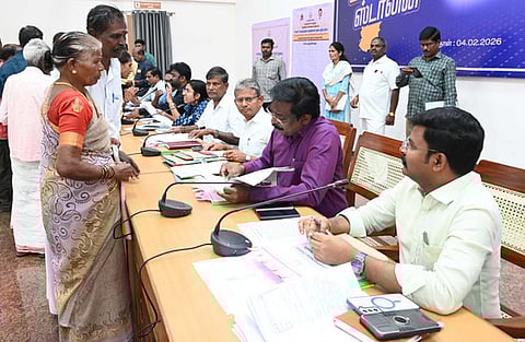 திருவண்ணாமலை ஆட்சியா் அலுவலகத்தில் நடைபெற்ற குறைதீா் கூட்டத்தில் பொதுமக்களிடம் இருந்து மனுக்களைப் பெற்று விசாரணை நடத்திய மாவட்ட ஆட்சியா் க.தா்ப்பகராஜ்.