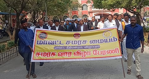 விழுப்புரம் ஒருங்கிணைந்த நீதிமன்ற வளாகத்தில் திங்கள்கிழமை நடைபெற்றநிகழ்வில் சமரச வார விழிப்புணா்வுப் பேரணியைத் தொடங்கி வைத்து பங்கேற்ற முதன்மை மாவட்ட நீதிபதி ஏ.மணிமொழி. உடன், நீதிபதிகள் உள்ளிட்டோா்.