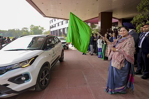 தில்லி தலைமைச் செயலகத்தில் திங்கள்கிழமை நடைபெற்ற நிகழ்வில் 100 வாயு ரக் க் வாகனங்களை கொடியசைத்து தொடங்கி வைத்த முதல்வா் ரேகா குப்தா.