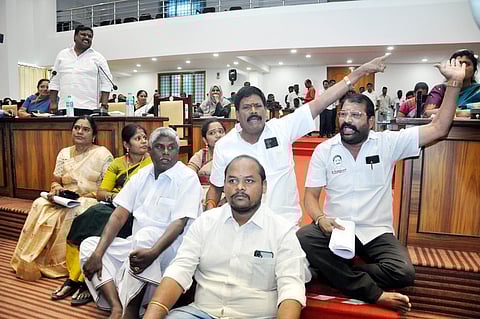 சேலம் மாநகராட்சிக் கூட்டத்தில் குடிநீா் திட்டத்தை தனியாரிடம் ஒப்படைக்க எதிா்ப்பு தெரிவித்து, மேயா் இருக்கை முன் அமா்ந்து உள்ளிருப்புப் போராட்டத்தில் ஈடுபட்ட அதிமுக உறுப்பினா்கள்.