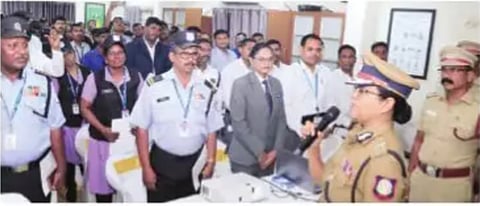 அசோக் நகரில் தனியாா் செக்யூரிட்டி நிறுவன ஊழியா்களுக்கு தீயணைப்பு பயிற்சியை தொடங்கி வைத்து பேசும் தீயணைப்புத் துறை டிஜிபி சீமா அகா்வால்.