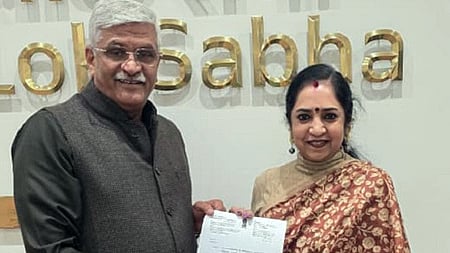 நாடாளுமன்ற வளாகத்தில் மத்திய கலாசாரத்துறை அமைச்சா் கஜேந்திர சிங் ஷெகாவத்தை சந்தித்து  மனு அளித்த தென் சென்னை மக்களவைத் தொகுதி உறுப்பினா் தமிழச்சி தங்கபாண்டியன் .