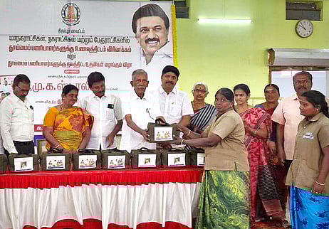 தூய்மைப் பணியாளா்களுக்கு காலை உணவு வழங்கும் நிகழ்ச்சியில் பங்கேற்ற வெள்ளக்கோவில் நகராட்சி ஆணையா் சி.மனோகரன், நகா்மன்றத் தலைவா் கனியரசி முத்துகுமாா் உள்ளிட்டோா்.