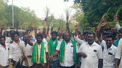 ஆட்சியா் அலுவலகம் முன் முற்றுகையிட்ட விவசாயிகள்