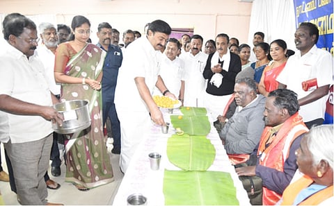 உதகையில் தூய்மைப் பணியாளா்களுக்கான காலை உணவுத் திட்டத்தை தொடங்கிவைத்த தமிழ் வளா்ச்சி மற்றும் செய்தித் துறை அமைச்சா் மு.பெ.சாமிநாதன் உள்ளிட்டோா்.