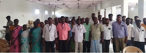 விழுப்புரத்தில் சாலை மறியலில் ஈடுபட்டதாக கைது செய்யப்பட்டு, தனியாா் திருமண மண்டபத்தில் தங்க வைக்கப்பட்டிருந்த தமிழ்நாடு அரசு கிராம உதவியாளா்கள் சங்கத்தினா்.