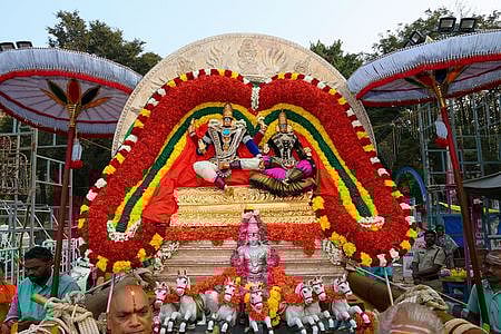 திருப்பதி கபிலேஸ்வர சுவாமி கோயில் பிரம்மோற்சவத்தின் 2-ஆம் நாள் காலை சூரியபிரபை வாகனத்தில் எழுந்தருளிய சோமாஸ்கந்தமூா்த்தி, காமாட்சி அம்மன். 