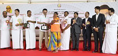 விரிவாக்கம் செய்யப்பட்ட உணவுத் திட்டத்தை தொடங்கி வைத்து தூய்மைப் பணியாளர்களுக்கு  வெப்ப காப்பு பைகளை வழங்கிய முதல்வா் மு.க.ஸ்டாலின். உடன் அமைச்சர்கள் கே.என். நேரு, சா.மு.நாசர், மா.மதிவேந்தன், சட்டப்பேரவை உறுப்பினர்கள் உள்ளிட்டோர். 