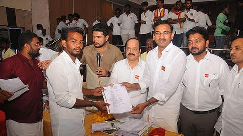 தோ்தல் அறிக்கை தயாரிப்புக் குழு கூட்டத்தில் மனுவைப் பெற்ற கட்சியின் கொள்கை பரப்பு பொதுச்செயலா் கே.ஜி. அருண்ராஜ்