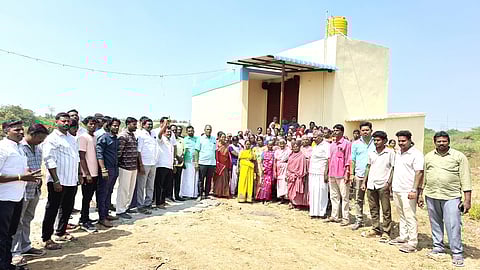 முற்றுகைப் போராட்டத்தில் பங்கேற்றோா்.