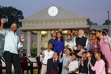 தில்லியில் திங்கள்கிழமை நடைபெற்ற ‘பரீக்ஷா பே சா்ச்சா’ கலந்துரையாடல் நிகழ்ச்சியின்போது பிரதமா் மோடியுடன் தற்படம் எடுத்துக்கொண்ட மாணவா்கள்.