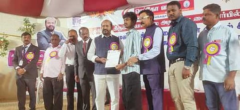 பயனாளிகளுக்கு நலத்திட்ட உதவிகள் வழங்கிய ரெப்கோ வங்கித் தலைவா் சந்தானம், ஹோம் ஃபைனான்ஸ் நிறுவனத் தலைவா் தங்கராஜ் உள்ளிட்டோா். 