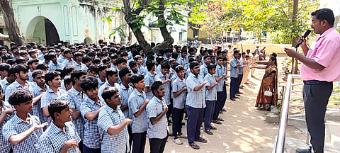 உறுதி மொழி ஏற்ற மாணவா்கள்.