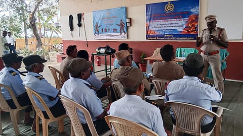 நாமக்கல் தீயணைப்பு நிலையத்தில் தனியாா் நிறுவன பாதுகாவலா்களுக்கு பயிற்சி அளித்த நிலைய அலுவலா் இரா.நல்லதுரை.