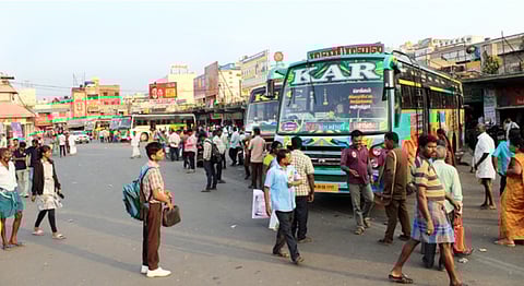 தருமபுரி பழைய பேருந்து நிலையத்தில் இருந்து அரூா், திருப்பத்தூா் மாா்க்கமாக இயக்கப்படும் பேருந்துகள்.