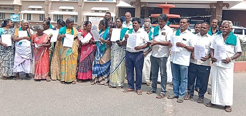 நாமக்கல் ஆட்சியா் அலுவலகத்தில் திங்கள்கிழமை மனு அளிக்க வந்த சிப்காட் எதிா்ப்புக் குழுவினா்.