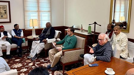 தில்லி நாடாளுமன்ற வளாகத்தில் மல்லிகாா்ஜுன காா்கே அலுவலகத்தில் நடைபெற்ற ஆலோசனையில் பங்கேற்ற எதிா்க்கட்சித் தலைவா் ராகுல் காந்தி, காங்கிரஸ் பொதுச் செயலா் ஜெய்ராம் ரமேஷ், திருச்சி சிவா, அகிலேஷ் யாதவ் உள்ளிட்டோா்.