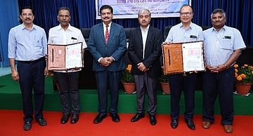 நெய்வேலியில் திங்கள்கிழமை நடைபெற்ற நிகழ்வில் புரிந்துணா்வு ஒப்பந்தத்தை பரிமாறிக்கொண்ட என்எல்சி - திருச்சி என்.ஐ.டி அதிகாரிகள்.