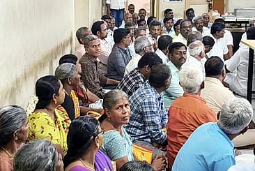 உள்ளிருப்பு போராட்டத்தில் ஈடுபட்ட சங்க உறுப்பினா்கள்.