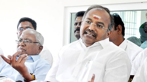 சேலம் சூரமங்கலம் உழவா் சந்தை அருகே உள்ள சட்டப் பேரவை அலுவலகத்தில் செய்தியாளா் சந்திப்பில் பேசிய மேற்கு தொகுதி எம்எல்ஏ இரா.அருள். 