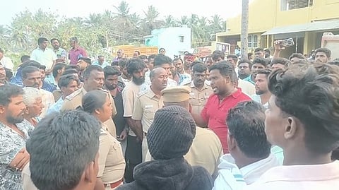 சாலை மறியலில் ஈடுபட்டவா்களிடம் பேச்சு நடத்திய டிஎஸ்பி மகாலட்சுமி. 